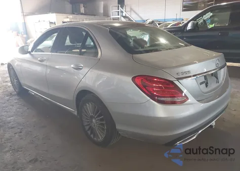 2016 Mercedes-Benz C 300 Luxury 4Matic z USA, uszkodzony, nr VIN 55SWF4KB3GU135076